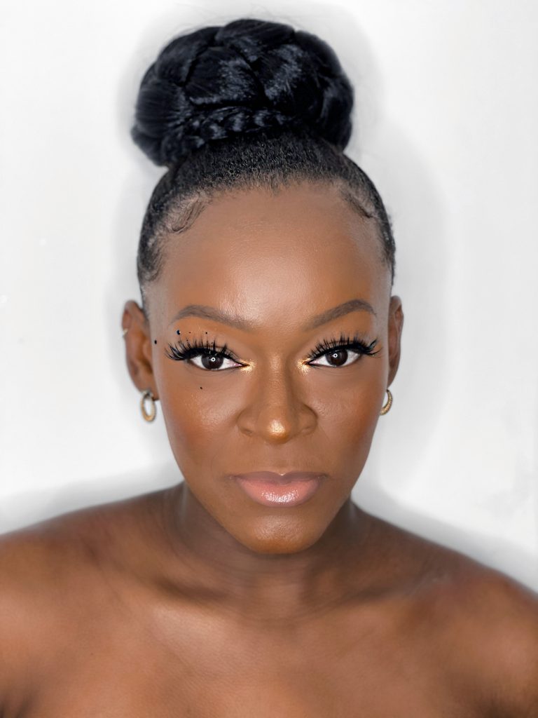 Saquina Gani é youtube e criadora de conteúdo digital. Produz conteúdo de beleza e maquiagem desde 2016. E esse amor pela maquiagem a acompanhou ao longo da vida e a inspirou a sonhar em trabalhar com o mercado de beleza. Saiba Mais